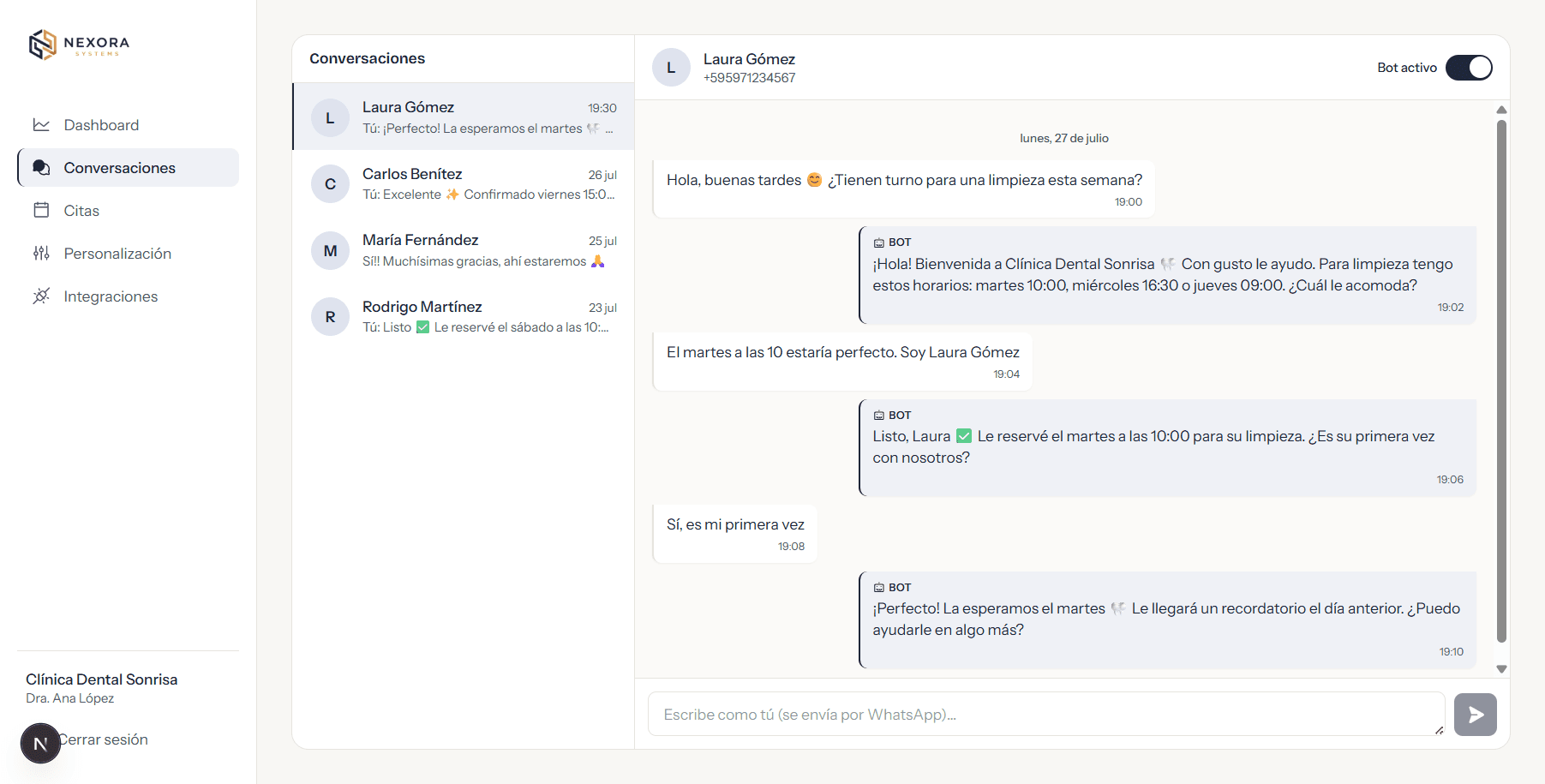Panel de conversaciones: el recepcionista responde a una paciente y le agenda el turno, con el interruptor para tomar el control.